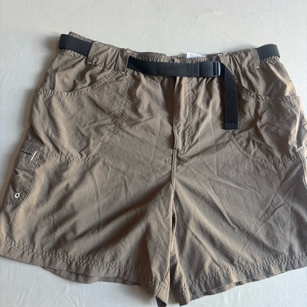 Columbia women’s Brown Cargo Hiking Shorts with Black Belt Size L